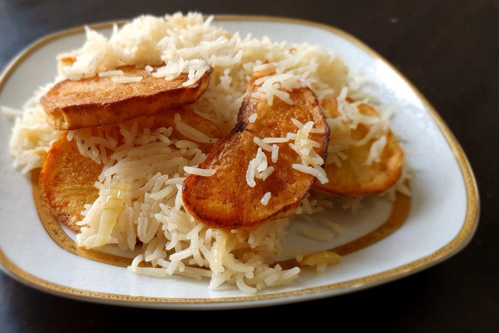 אורז בסמטי עם בצל מטוגן ופרוסות תפוחי אדמה מטוגנות